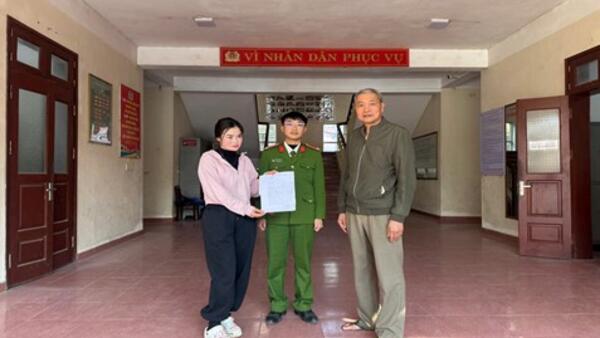 Hành động trung thực của người dân – Công an xã Thất Khê nhanh chóng xác minh, trao trả tiền chuyển nhầm