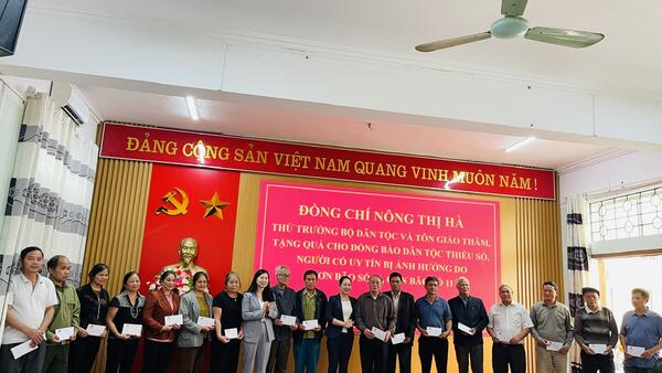 Lãnh đạo Bộ Dân tộc và Tôn giáo thăm, tặng quà đồng bào dân tộc thiểu số bị thiệt hại do mưa bão tại xã Thất Khê