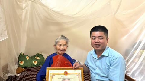 UBND xã Thất Khê trao quà tặng chúc thọ của Chủ tịch UBND tỉnh cho các cụ tròn 90 tuổi trên địa bàn