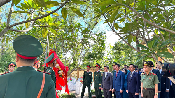 Lãnh đạo tỉnh Lạng Sơn thăm và viếng nghĩa trang Bông Lau, xã Thất Khê